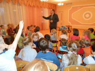Писатель Зеленин выступает перед детьми